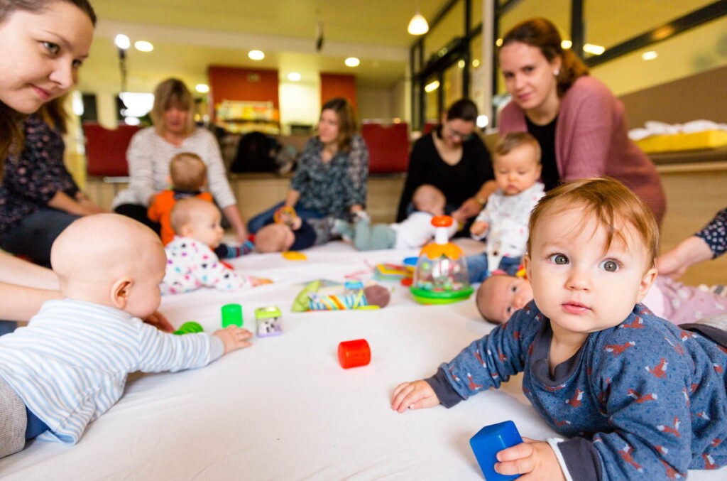 Babys und Mütter in einem Stillcafé